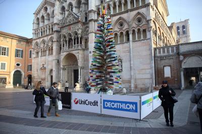 ALBERO DI NATALE IN VETRO CON CARTELLONI PUBBLICITARI