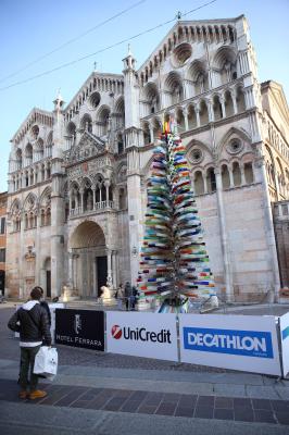 ALBERO DI NATALE IN VETRO CON CARTELLONI PUBBLICITARI