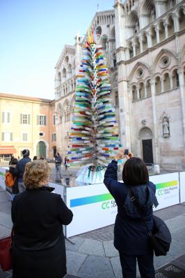 ALBERO DI NATALE IN VETRO CON CARTELLONI PUBBLICITARI