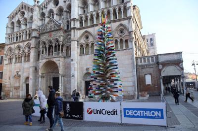 ALBERO DI NATALE IN VETRO CON CARTELLONI PUBBLICITARI