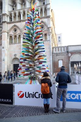 ALBERO DI NATALE IN VETRO CON CARTELLONI PUBBLICITARI