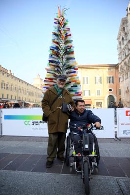 ALBERO DI NATALE IN VETRO CON CARTELLONI PUBBLICITARI