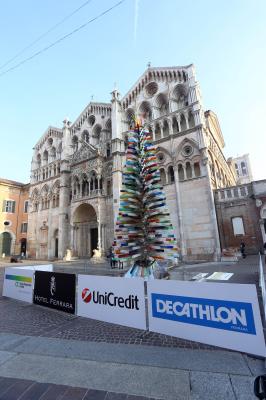 ALBERO DI NATALE IN VETRO CON CARTELLONI PUBBLICITARI