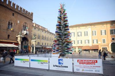 ALBERO DI NATALE IN VETRO CON CARTELLONI PUBBLICITARI