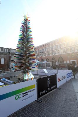ALBERO DI NATALE IN VETRO CON CARTELLONI PUBBLICITARI