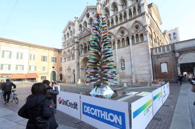 ALBERO DI NATALE IN VETRO CON CARTELLONI PUBBLICITARI