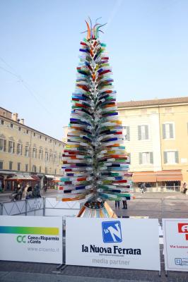 ALBERO DI NATALE IN VETRO CON CARTELLONI PUBBLICITARI