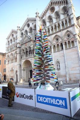 ALBERO DI NATALE IN VETRO CON CARTELLONI PUBBLICITARI
