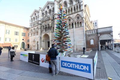 ALBERO DI NATALE IN VETRO CON CARTELLONI PUBBLICITARI