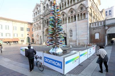 ALBERO DI NATALE IN VETRO CON CARTELLONI PUBBLICITARI