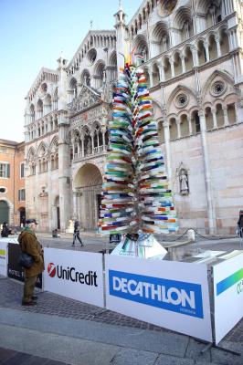 ALBERO DI NATALE IN VETRO CON CARTELLONI PUBBLICITARI