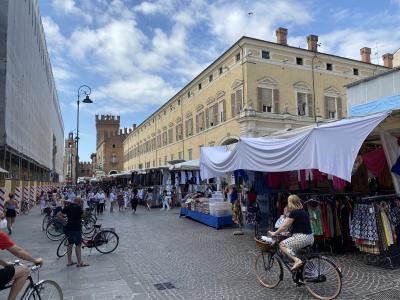 MERCATO DEL VENERDI BANCARELLE IN CENTRO FERRARA
