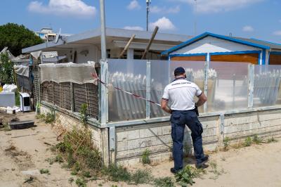 SEQUESTRO BAGNO CALYPSO LIDO ESTENSI