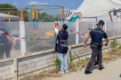 SEQUESTRO BAGNO CALYPSO LIDO ESTENSI