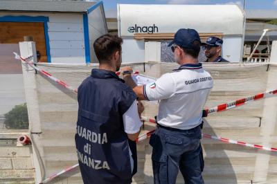 SEQUESTRO BAGNO CALYPSO LIDO ESTENSI