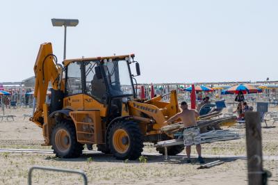 SEQUESTRO BAGNO CALYPSO LIDO ESTENSI
