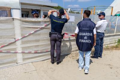 SEQUESTRO BAGNO CALYPSO LIDO ESTENSI