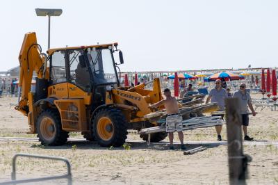 SEQUESTRO BAGNO CALYPSO LIDO ESTENSI