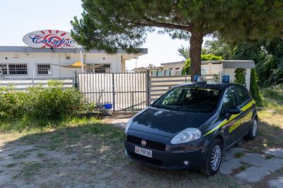 SEQUESTRO BAGNO CALYPSO LIDO ESTENSI