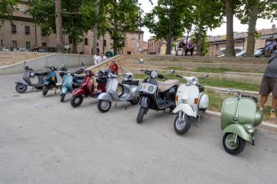 RADUNO VESPE PIAZZA ARIOSTEA FERRARA