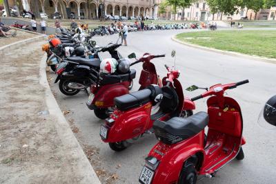 RADUNO VESPE PIAZZA ARIOSTEA FERRARA