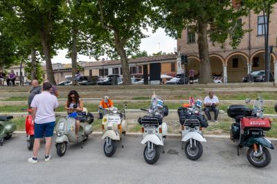 RADUNO VESPE PIAZZA ARIOSTEA FERRARA