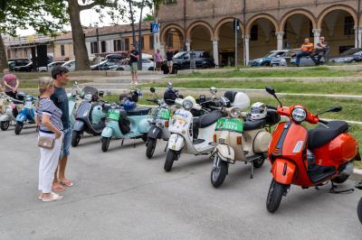 RADUNO VESPE PIAZZA ARIOSTEA FERRARA