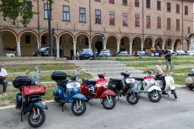 RADUNO VESPE PIAZZA ARIOSTEA FERRARA