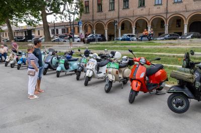 RADUNO VESPE PIAZZA ARIOSTEA FERRARA
