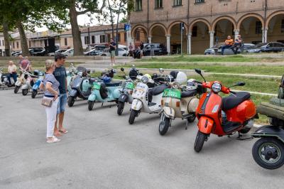 RADUNO VESPE PIAZZA ARIOSTEA FERRARA