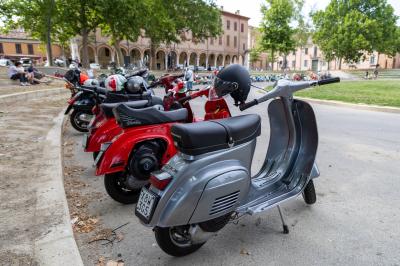 RADUNO VESPE PIAZZA ARIOSTEA FERRARA