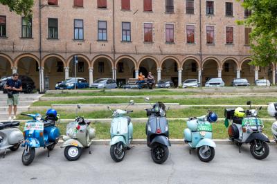 RADUNO VESPE PIAZZA ARIOSTEA FERRARA