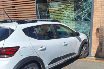 AUTO CONTRO MCDONALD'S FERRARA