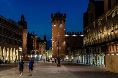 CENTRO STORICO DI FERRARA DI SERA