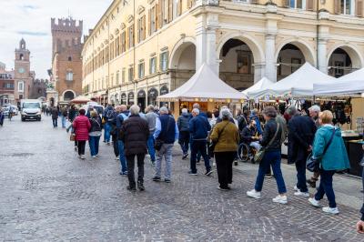 TURISMO TURISTI FERRARA