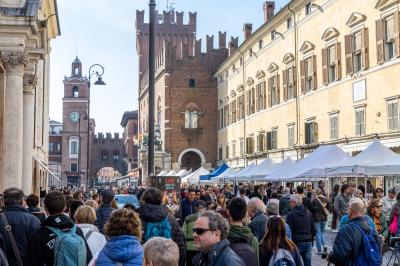 TURISMO TURISTI IN CENTRO FERRARA