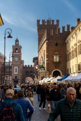 TURISMO TURISTI IN CENTRO FERRARA