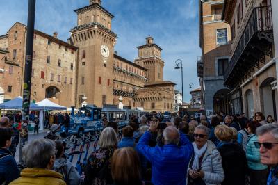 TURISMO TURISTI IN CENTRO FERRARA