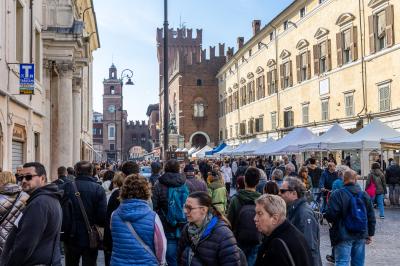 TURISMO TURISTI IN CENTRO FERRARA