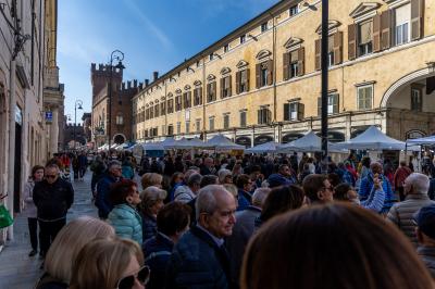 TURISMO TURISTI IN CENTRO FERRARA