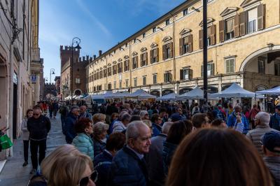 TURISMO TURISTI IN CENTRO FERRARA