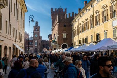 TURISMO TURISTI IN CENTRO FERRARA