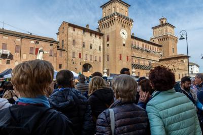 TURISMO TURISTI IN CENTRO FERRARA
