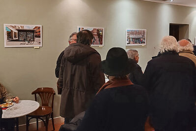 MOSTRA VADO A PRENDERE IL GIORNALE DI ULRICH WIENAND