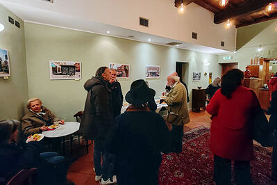 MOSTRA VADO A PRENDERE IL GIORNALE DI ULRICH WIENAND