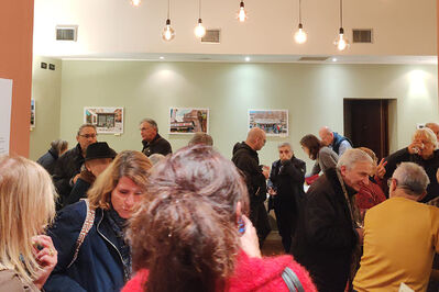 MOSTRA VADO A PRENDERE IL GIORNALE DI ULRICH WIENAND