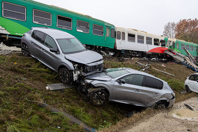 SCONTRO TRENO CAMION SENETICA