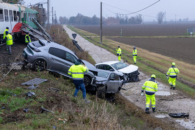 SCONTRO TRENO CAMION SENETICA
