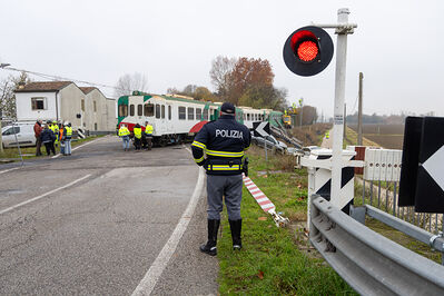 SCONTRO TRENO CAMION SENETICA