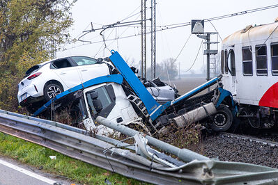 SCONTRO TRENO CAMION SENETICA